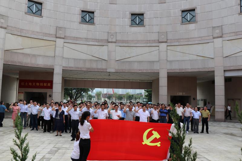 欲漫涩
组织党员干部参观福建省革命历史纪念馆
